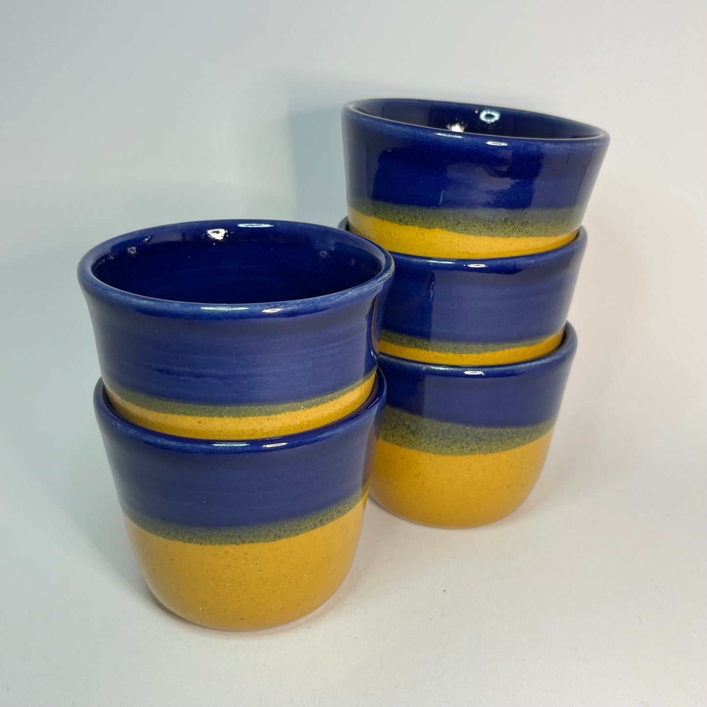 Koffiekopje zonder oor, blauw met geel