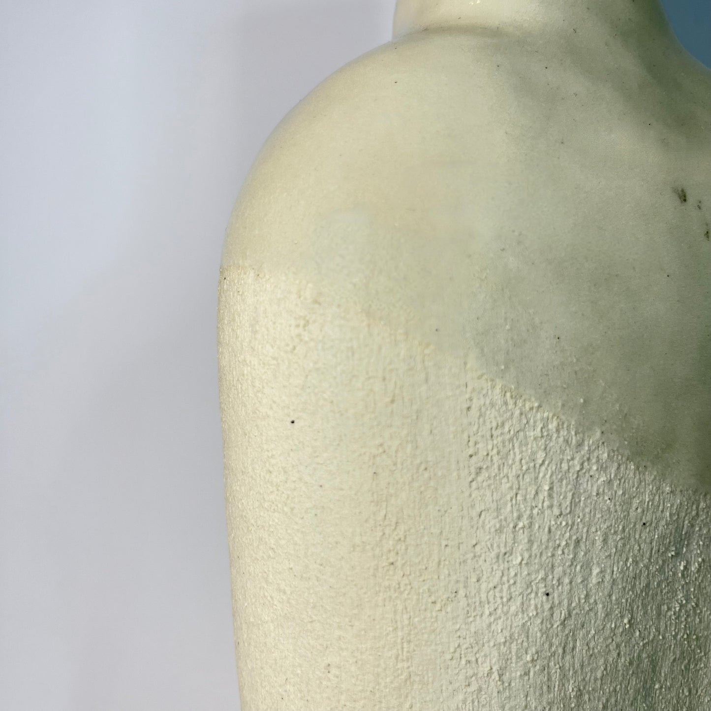 Vaas platte fles met witte klei