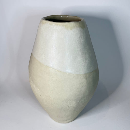 Vaas rond met witte klei