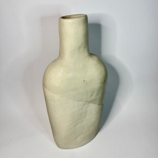 Vaas platte fles met witte klei