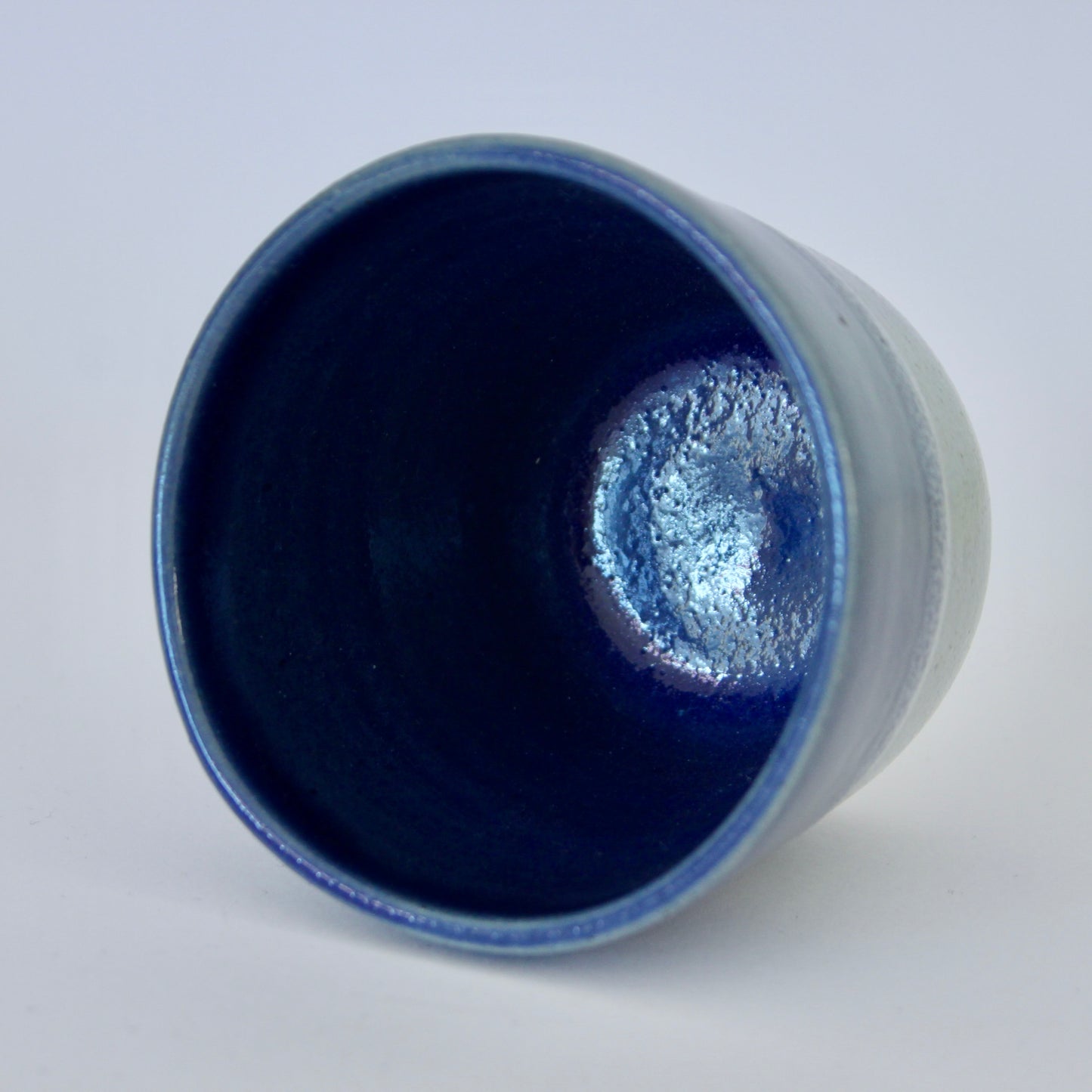 Koffiekopje zonder oor, donker blauw met licht blauw