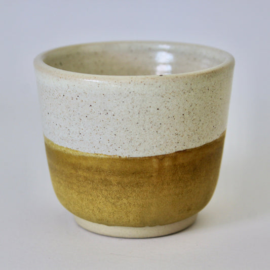 Koffiekopje zonder oor, wit spikkel met licht bruin