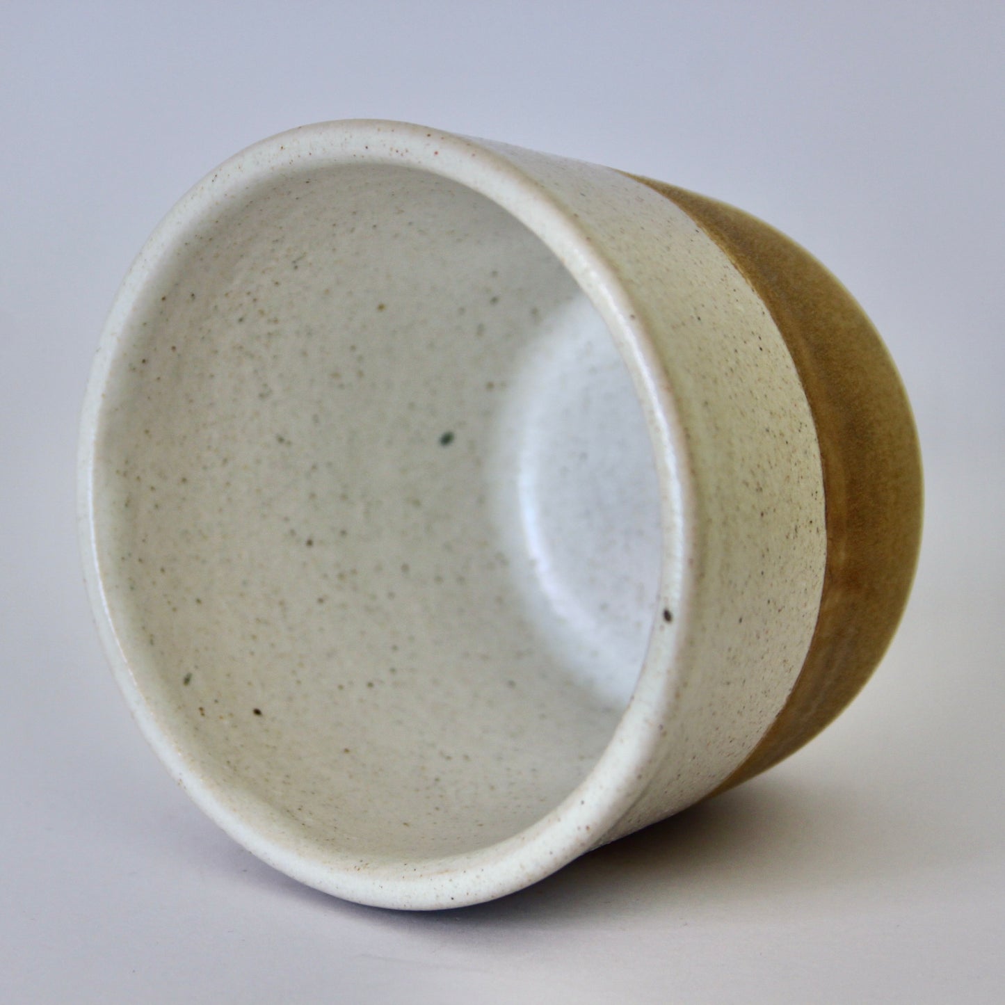 Koffiekopje zonder oor, wit spikkel met licht bruin