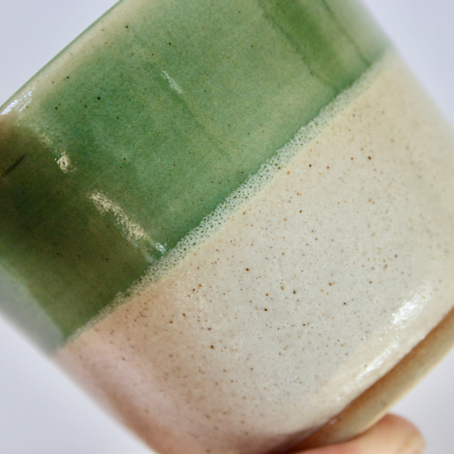 Koffiekopje zonder oor, groen/turquoise met wit spikkel