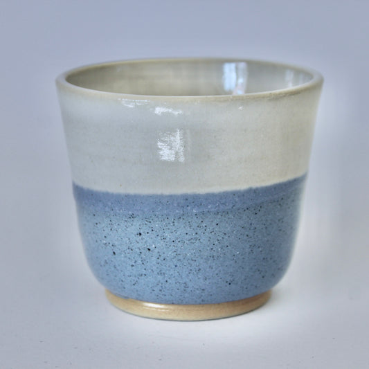 Koffiekopje zonder oor, wit met lichtblauw