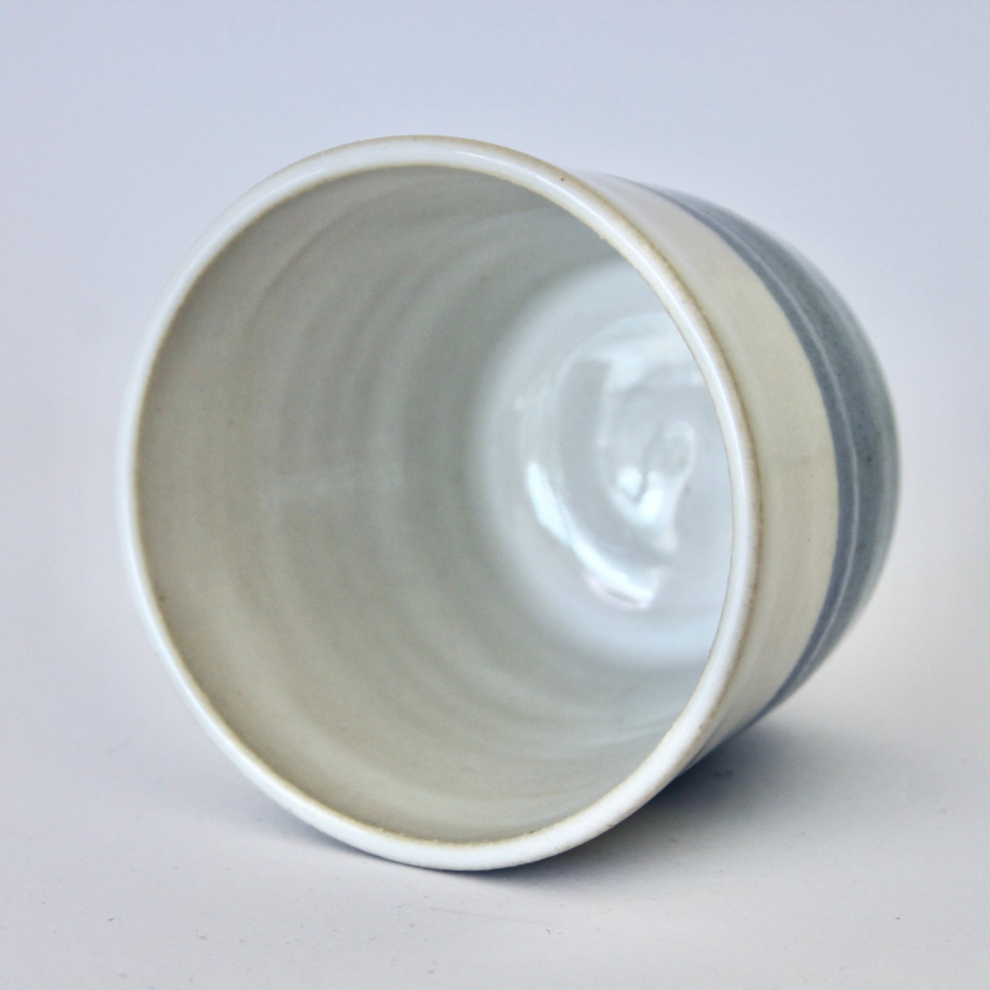 Koffiekopje zonder oor, wit met lichtblauw