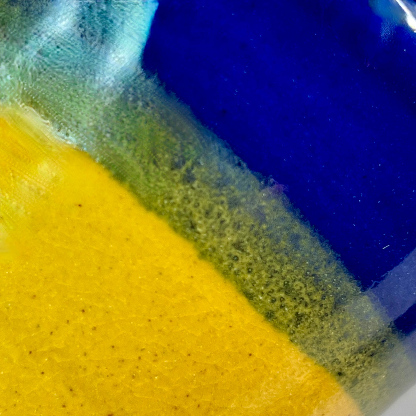 Koffiekopje zonder oor, blauw met geel