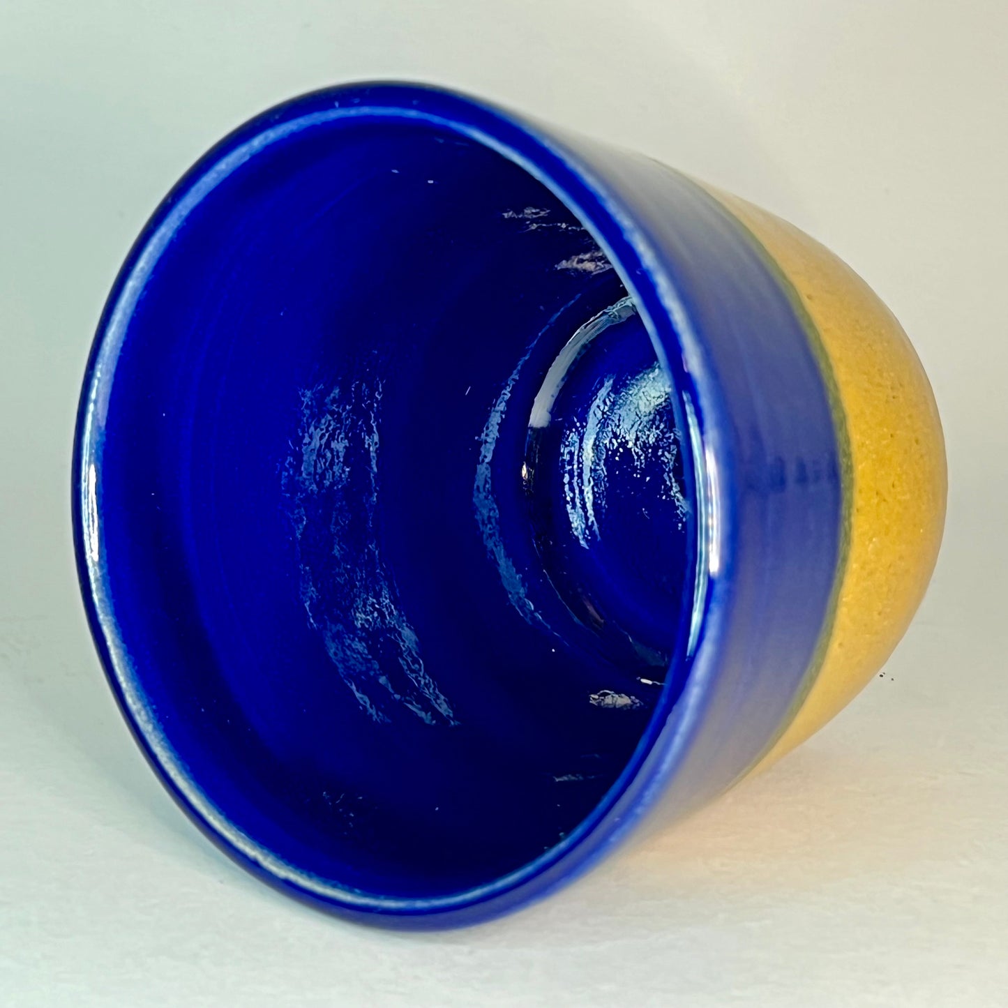 Koffiekopje zonder oor, blauw met geel