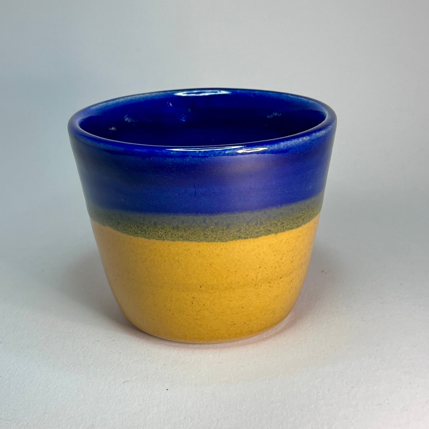 Koffiekopje zonder oor, blauw met geel