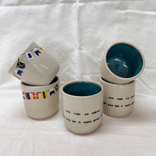 Koffiekopje morscode of seinvlaggetjes