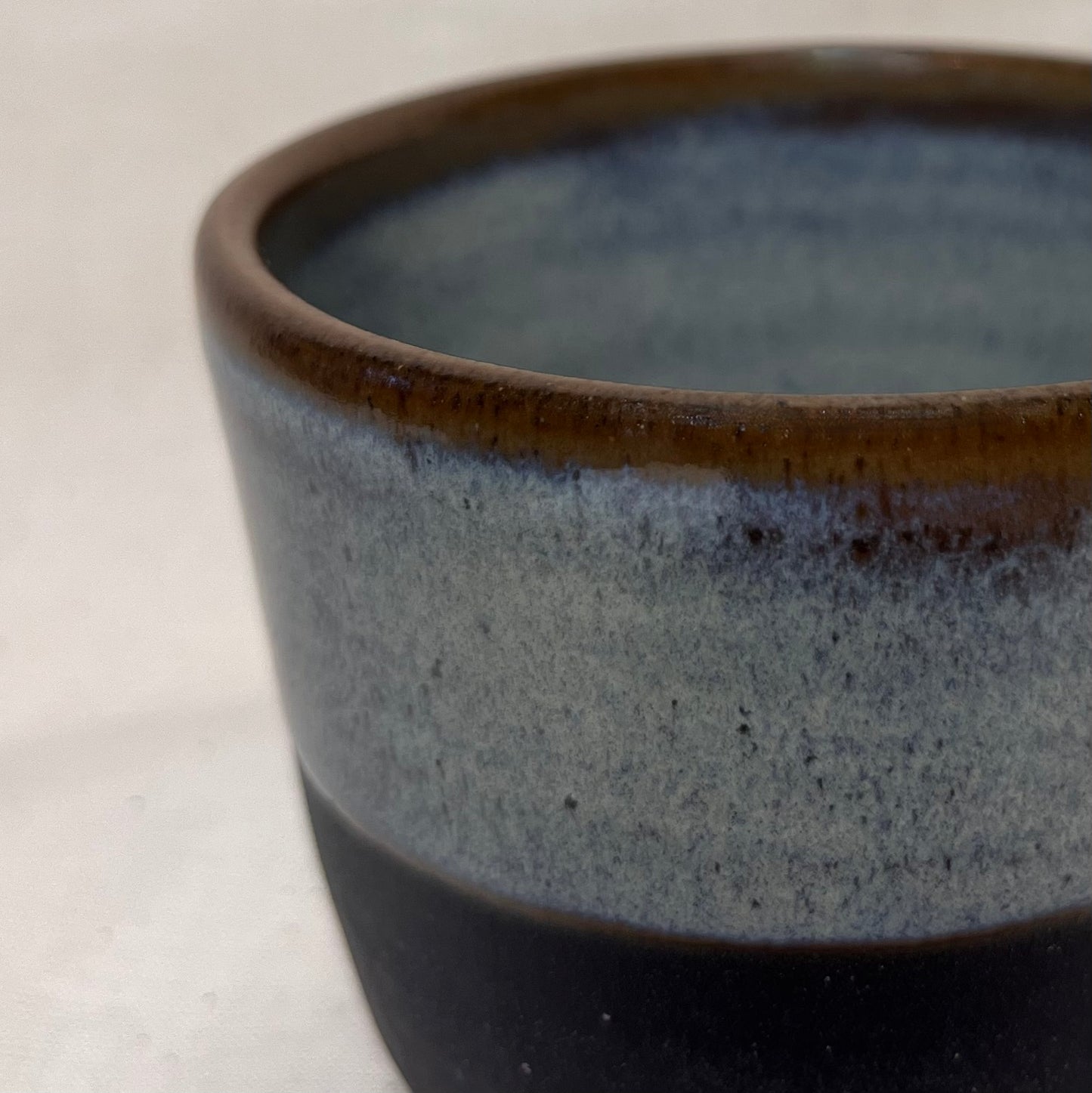 Koffiekop zeeblauw met zwarte klei