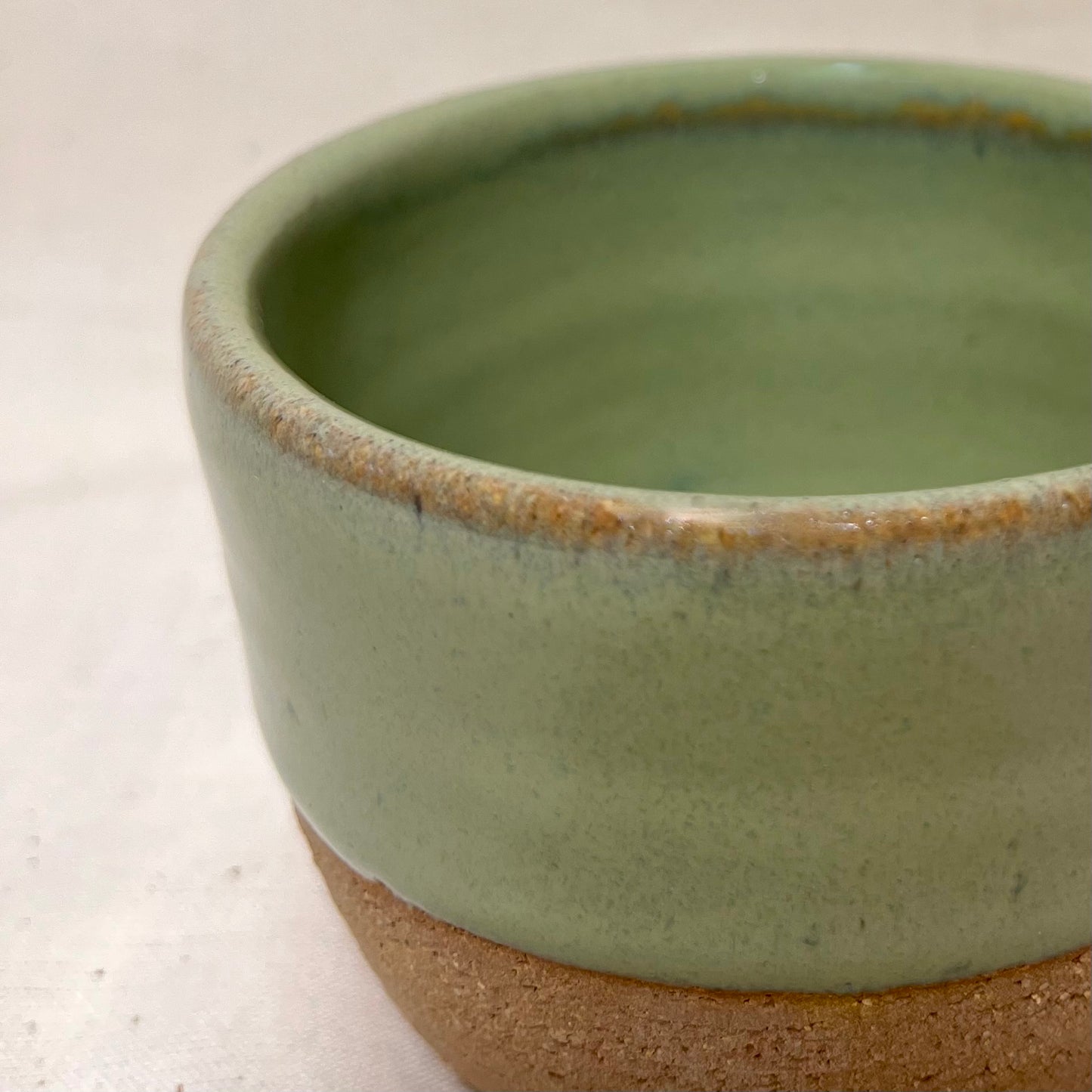 Koffiekop celadon groen & lichte klei met grove chamotte