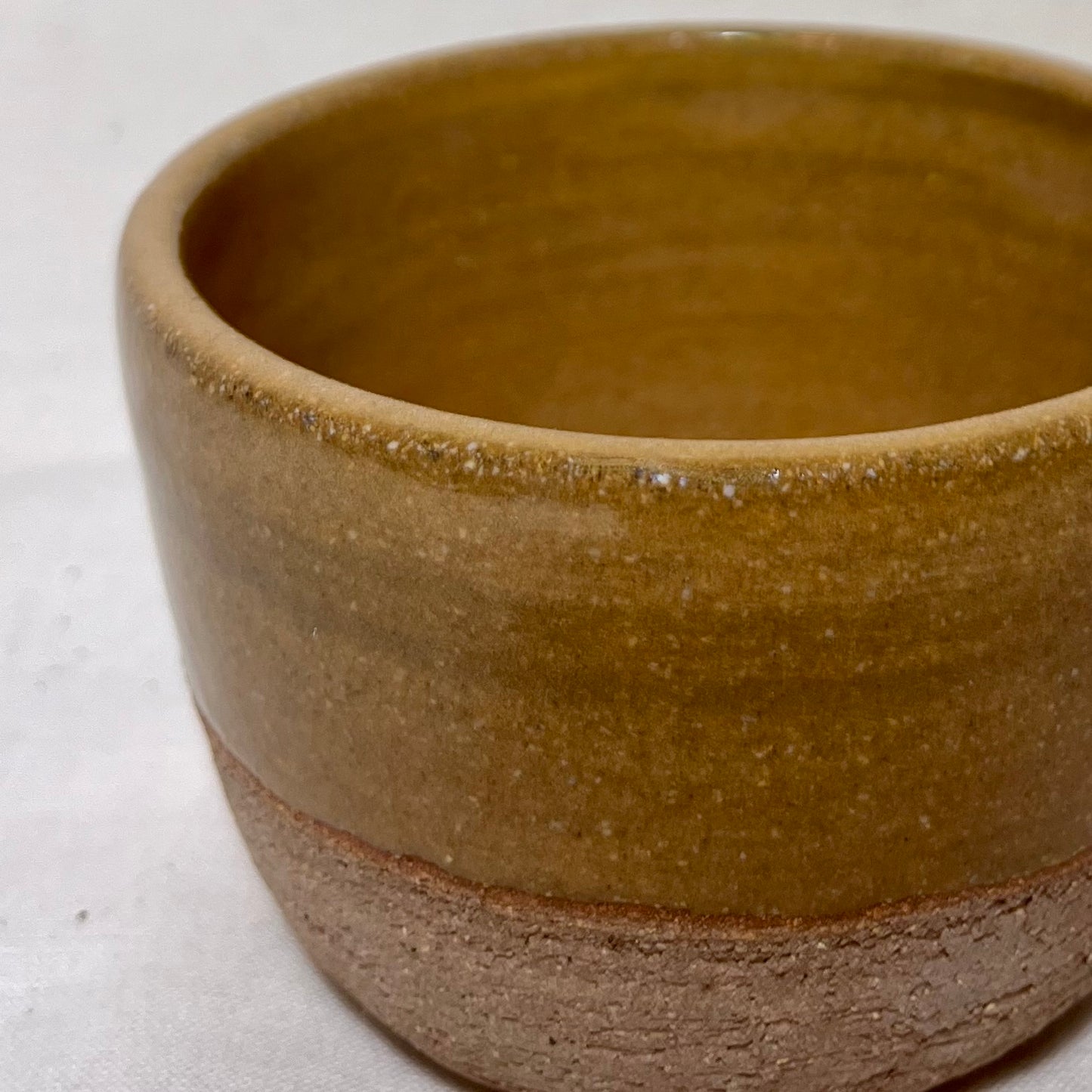 Koffiekopje geel & lichte klei met grove chamotte