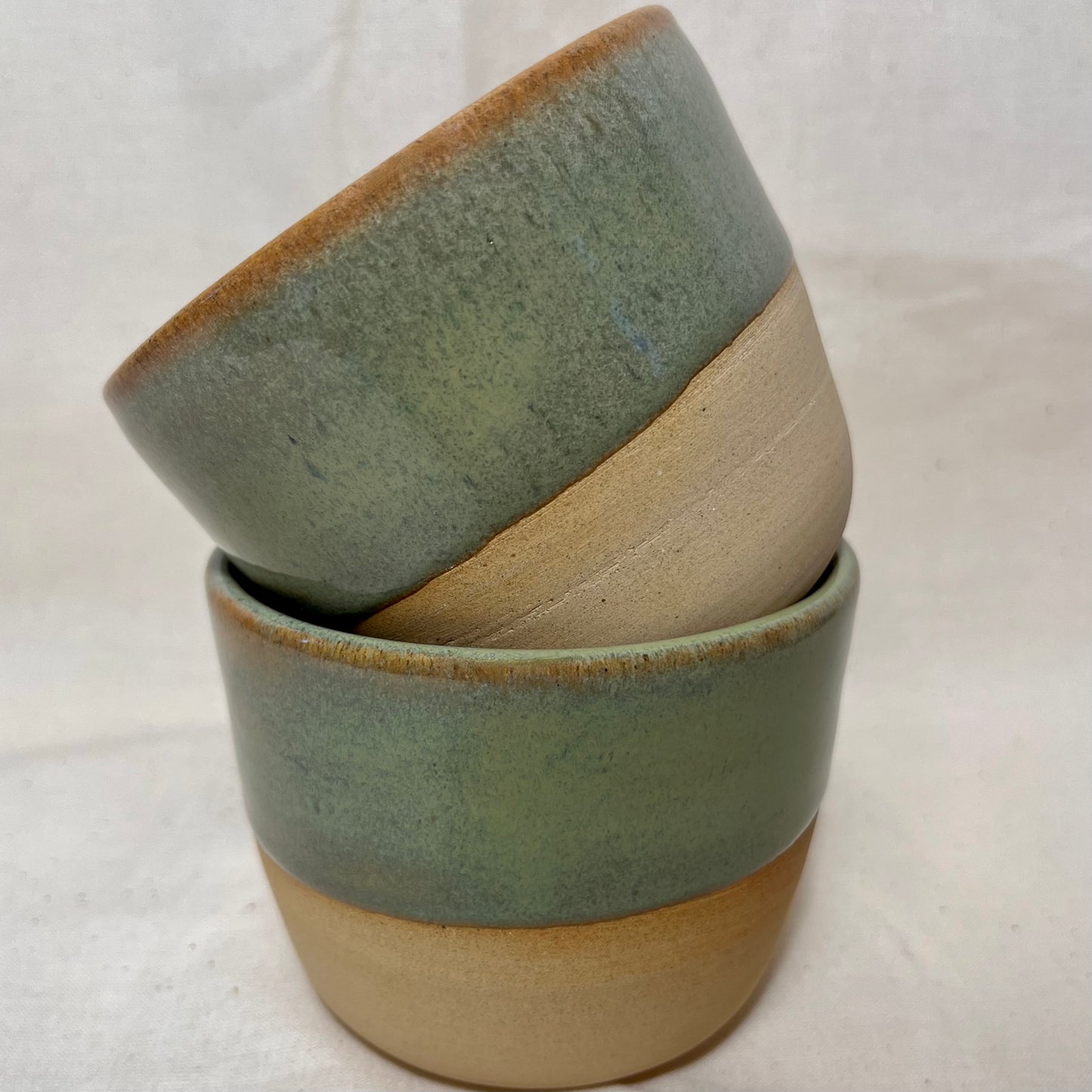Koffiekop celadon met lichte klei