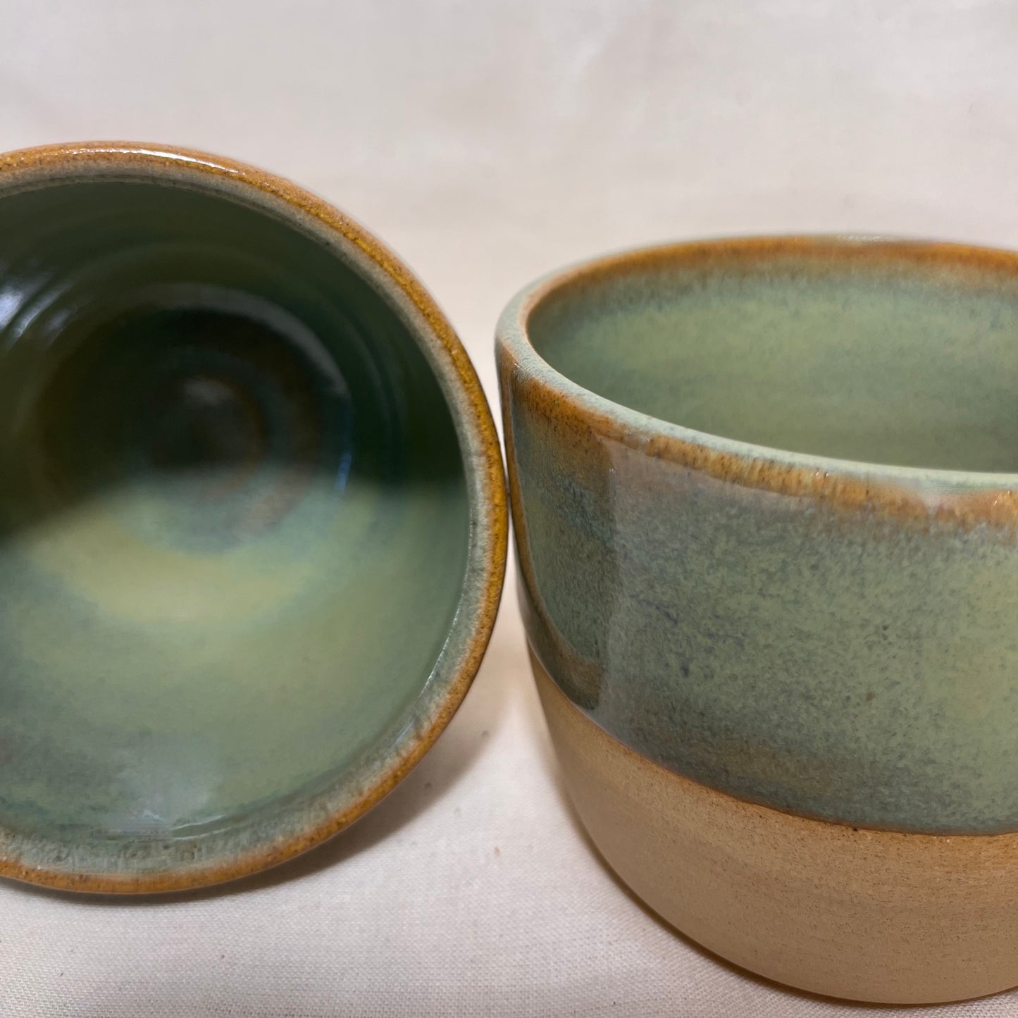 Koffiekop celadon met lichte klei