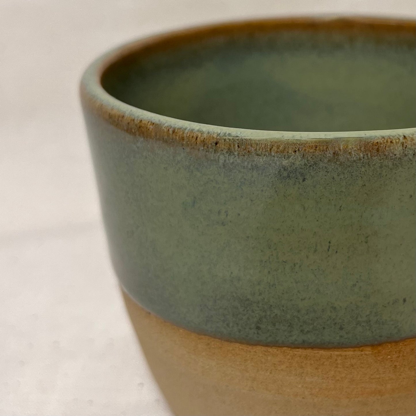 Koffiekop celadon met lichte klei