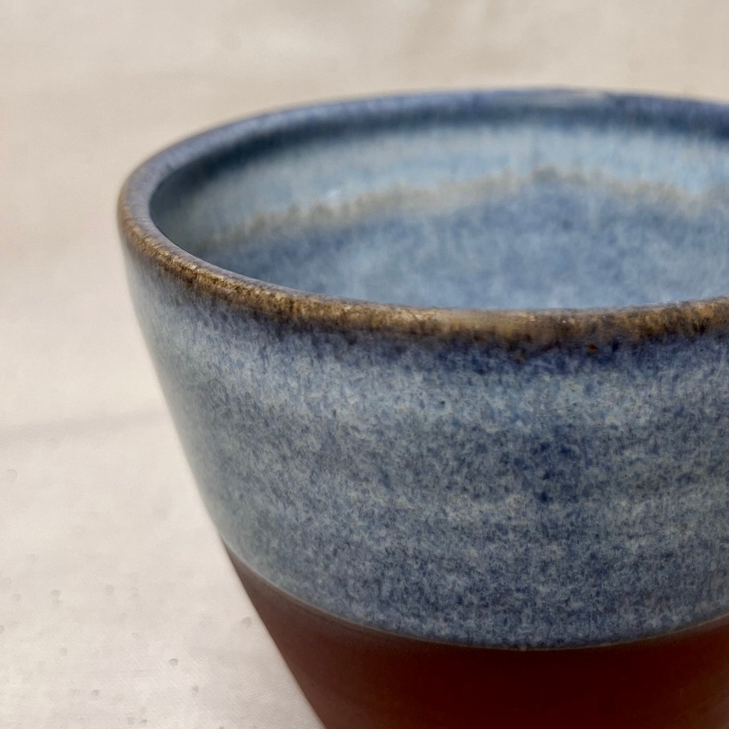 Koffiekopje zeeblauw met rode klei