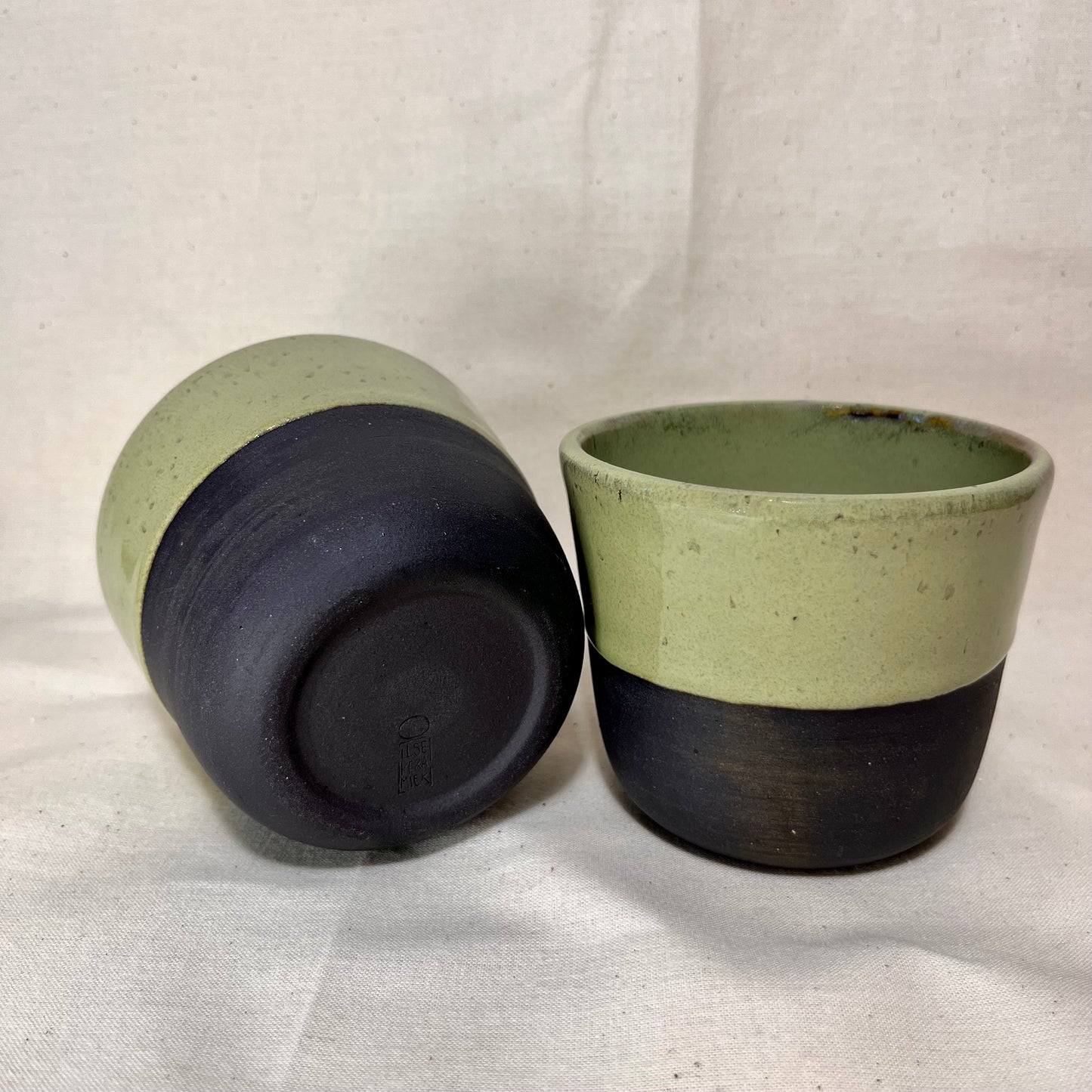 Koffiekop celadon met zwarte klei