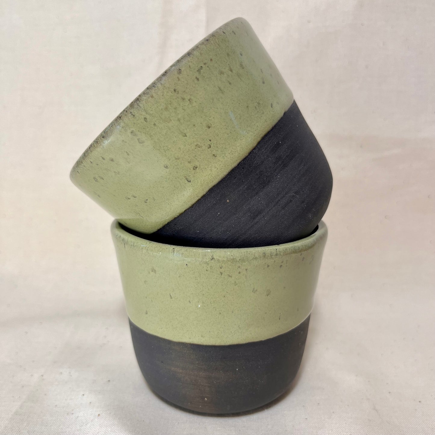 Koffiekop celadon met zwarte klei