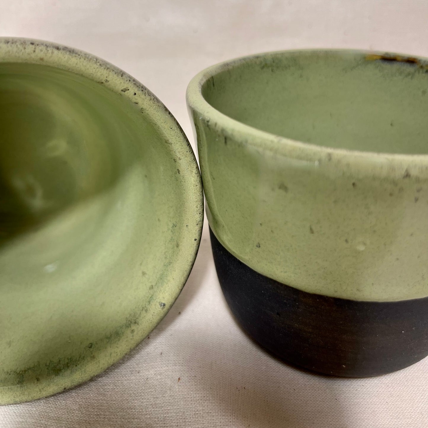 Koffiekop celadon met zwarte klei