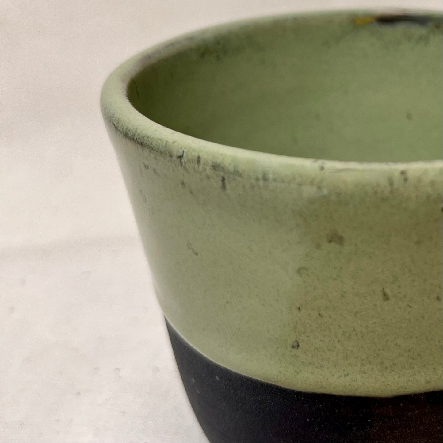 Koffiekop celadon met zwarte klei
