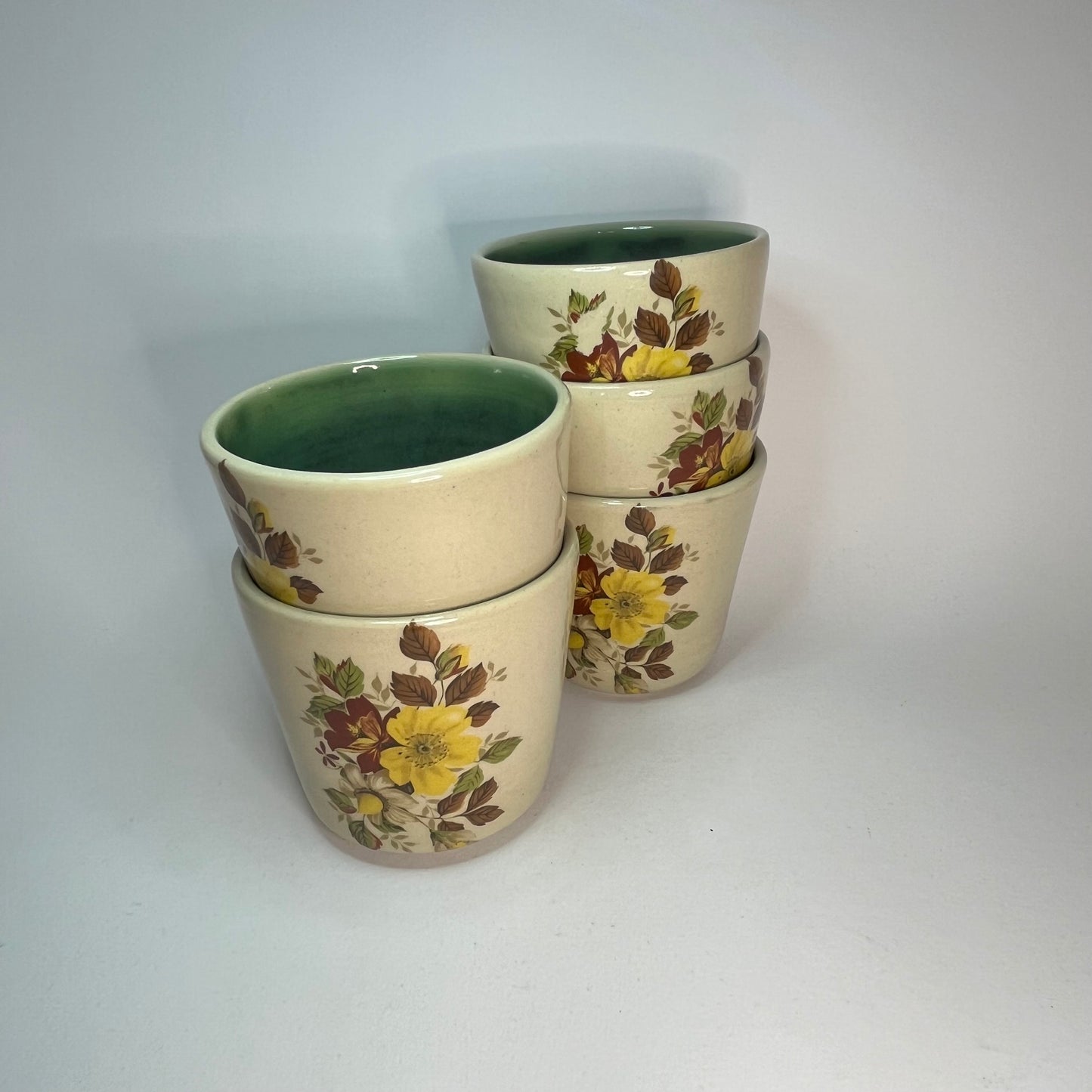 Koffiekopje zonder oor, met bloemen afbeelding