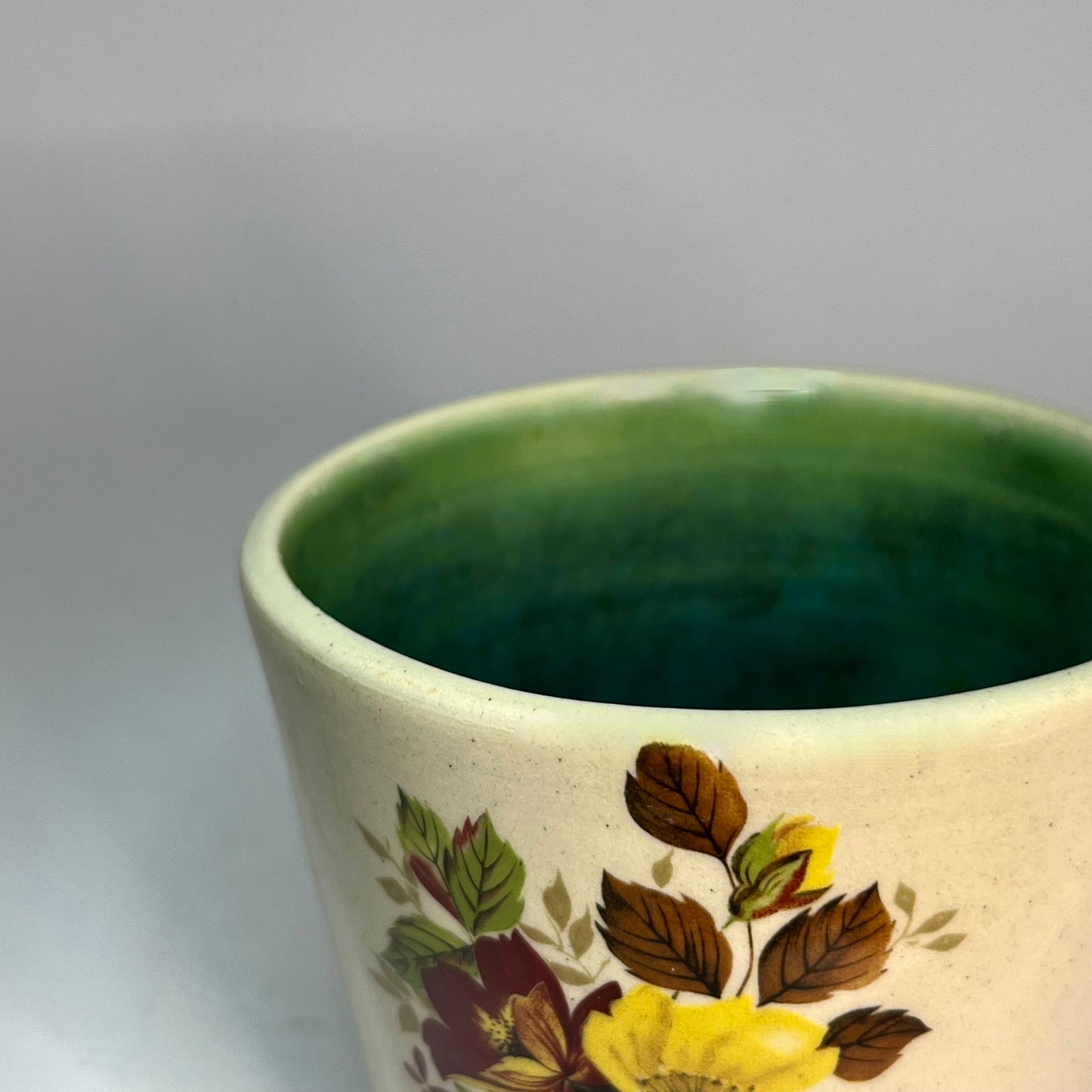 Koffiekopje zonder oor, met bloemen afbeelding