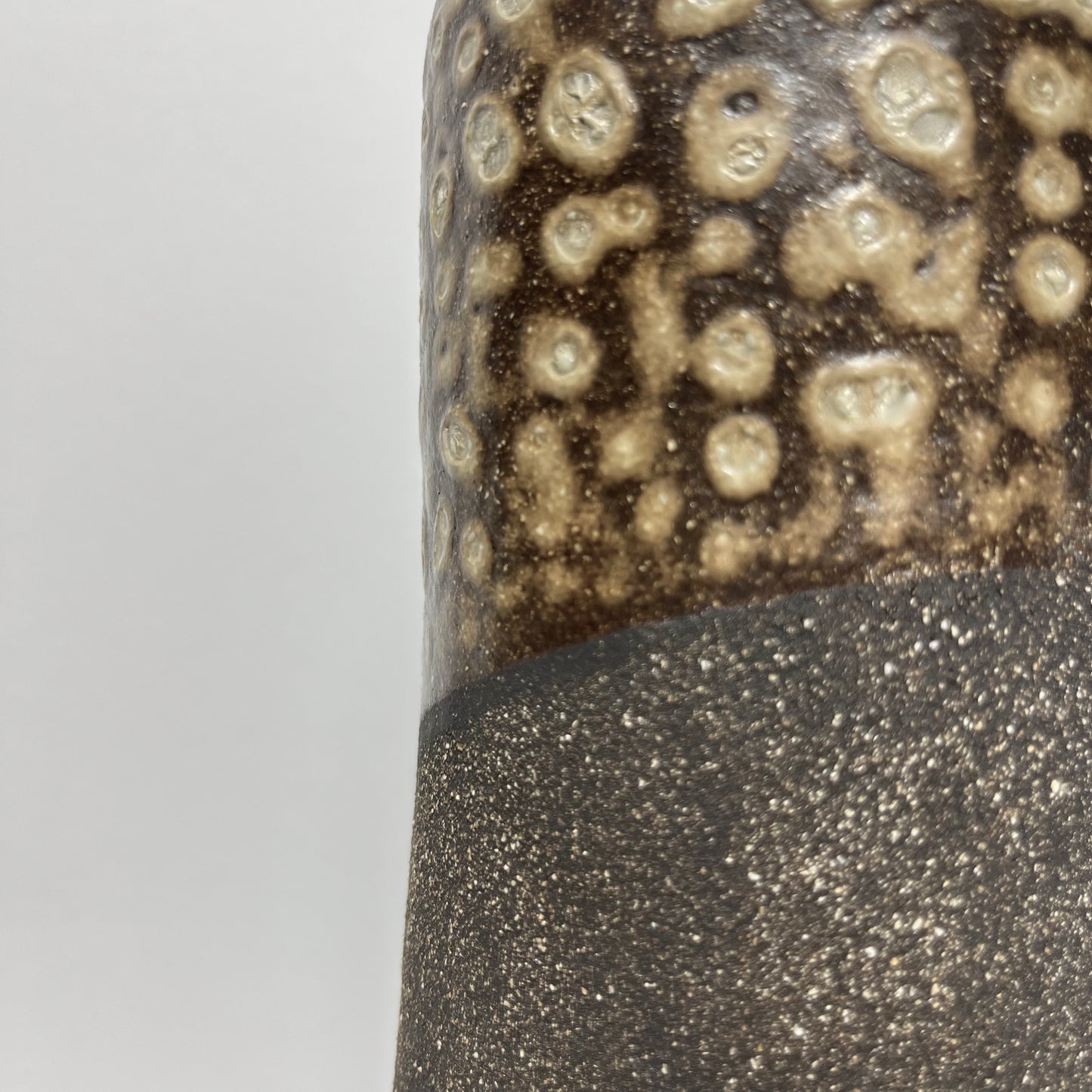 Vaas fles met zwarte klei