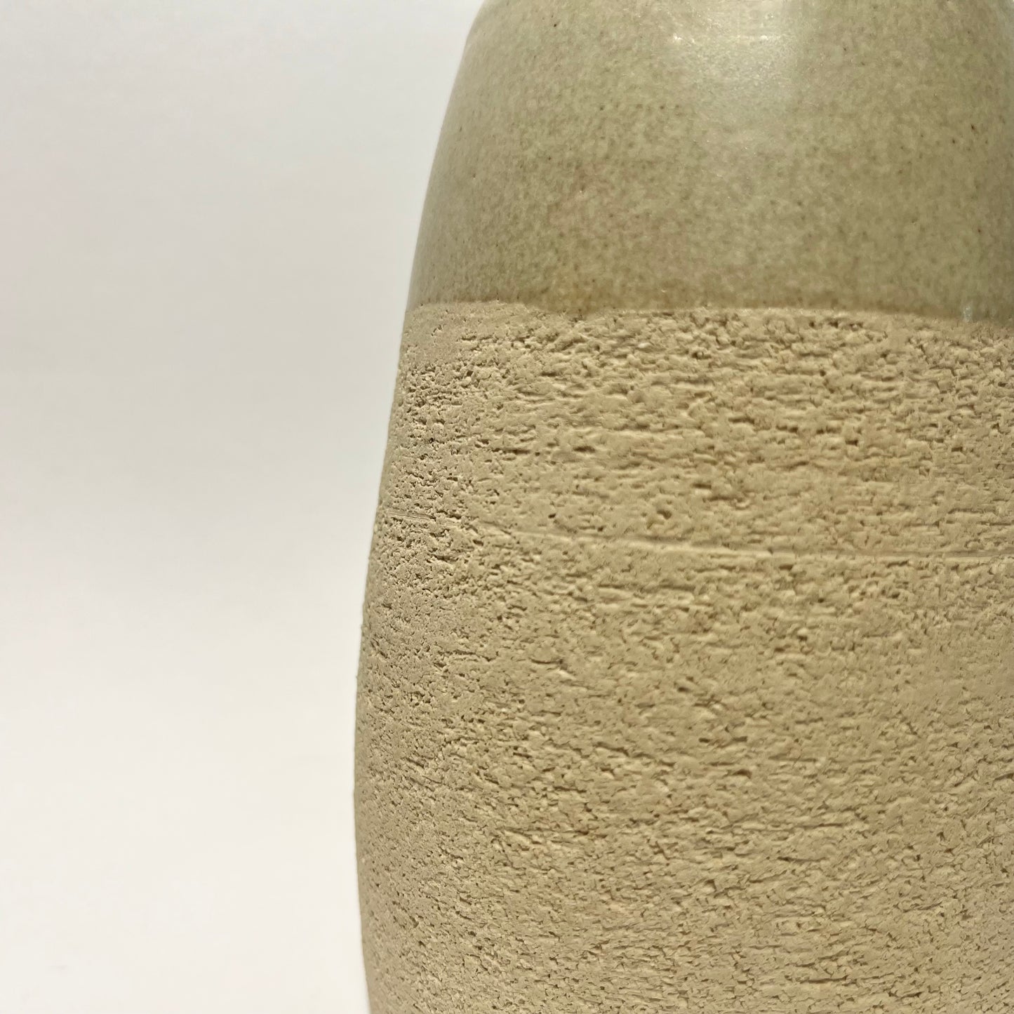 Vaasje met witte grove klei