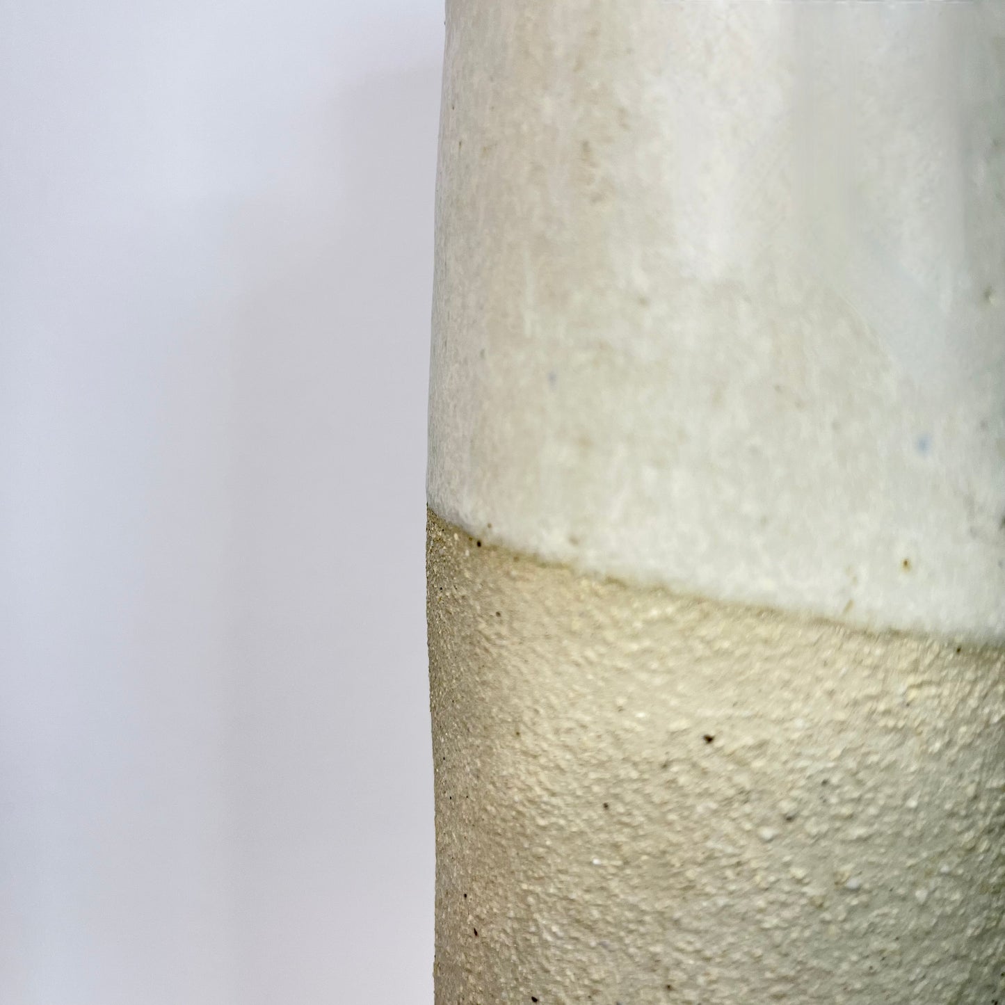 Vaas fles met witte klei