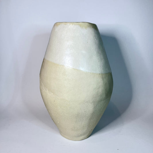 Vaas rond met witte klei