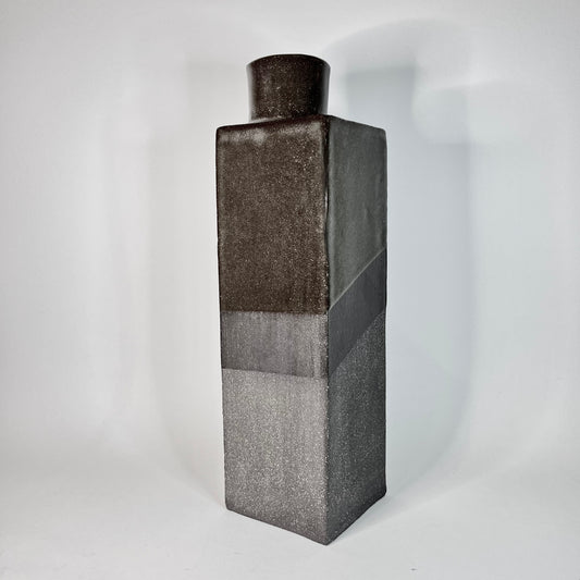 Vaas vierkant met zwarte klei