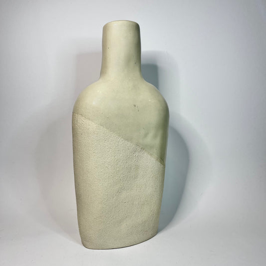 Vaas platte fles met witte klei