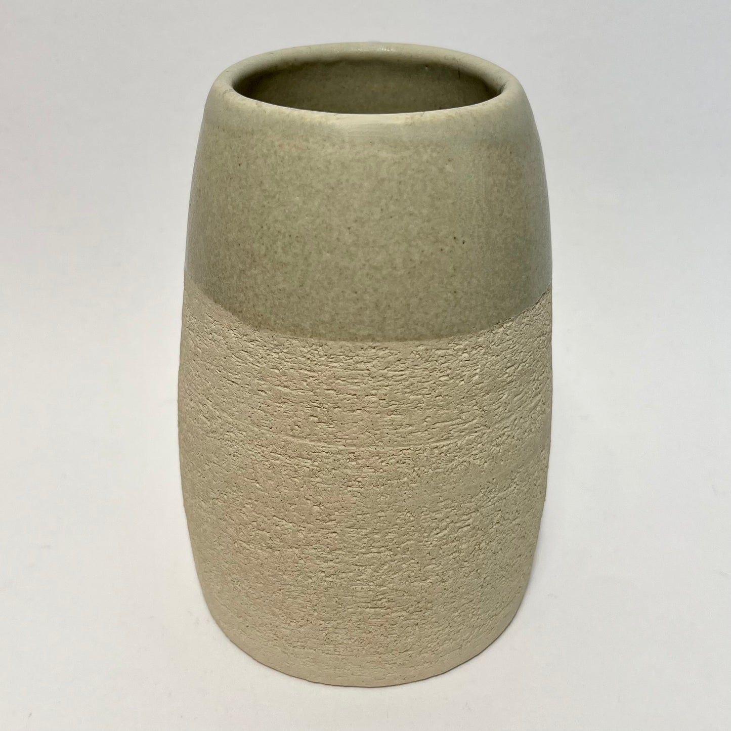 Vaasje met witte grove klei