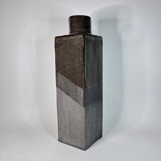 Vaas vierkant met zwarte klei