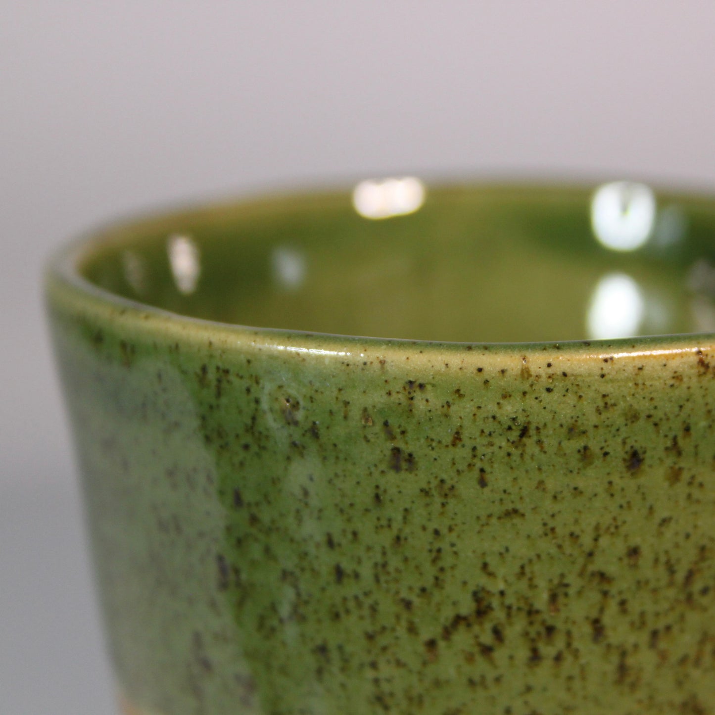 Koffiekopje zonder oor, groen met spikkel