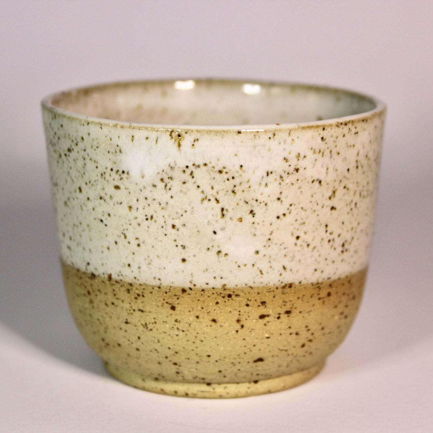 Koffiekopje zonder oor, wit met spikkel