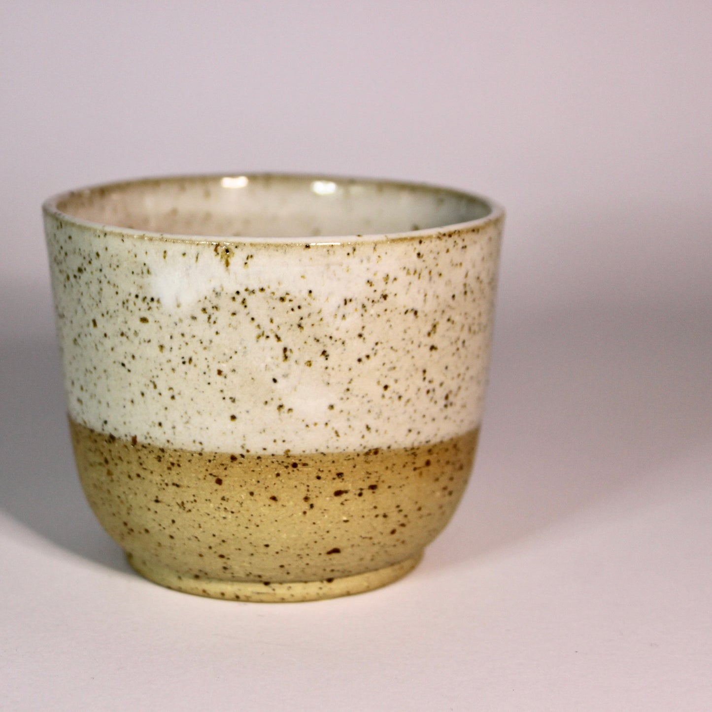 Koffiekopje zonder oor, wit met spikkel