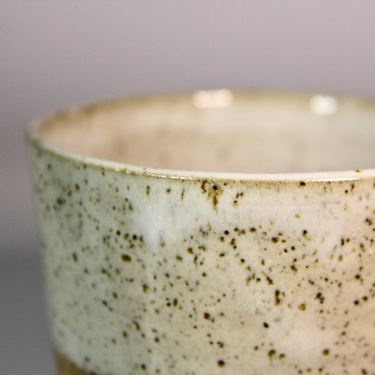 Koffiekopje zonder oor, wit met spikkel