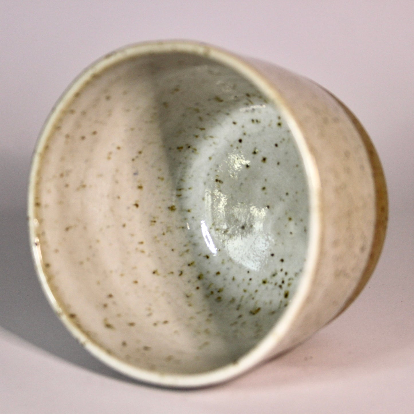 Koffiekopje zonder oor, wit met spikkel