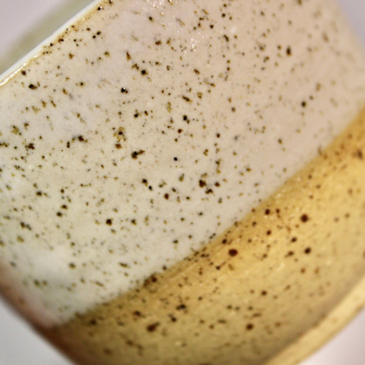 Koffiekopje zonder oor, wit met spikkel