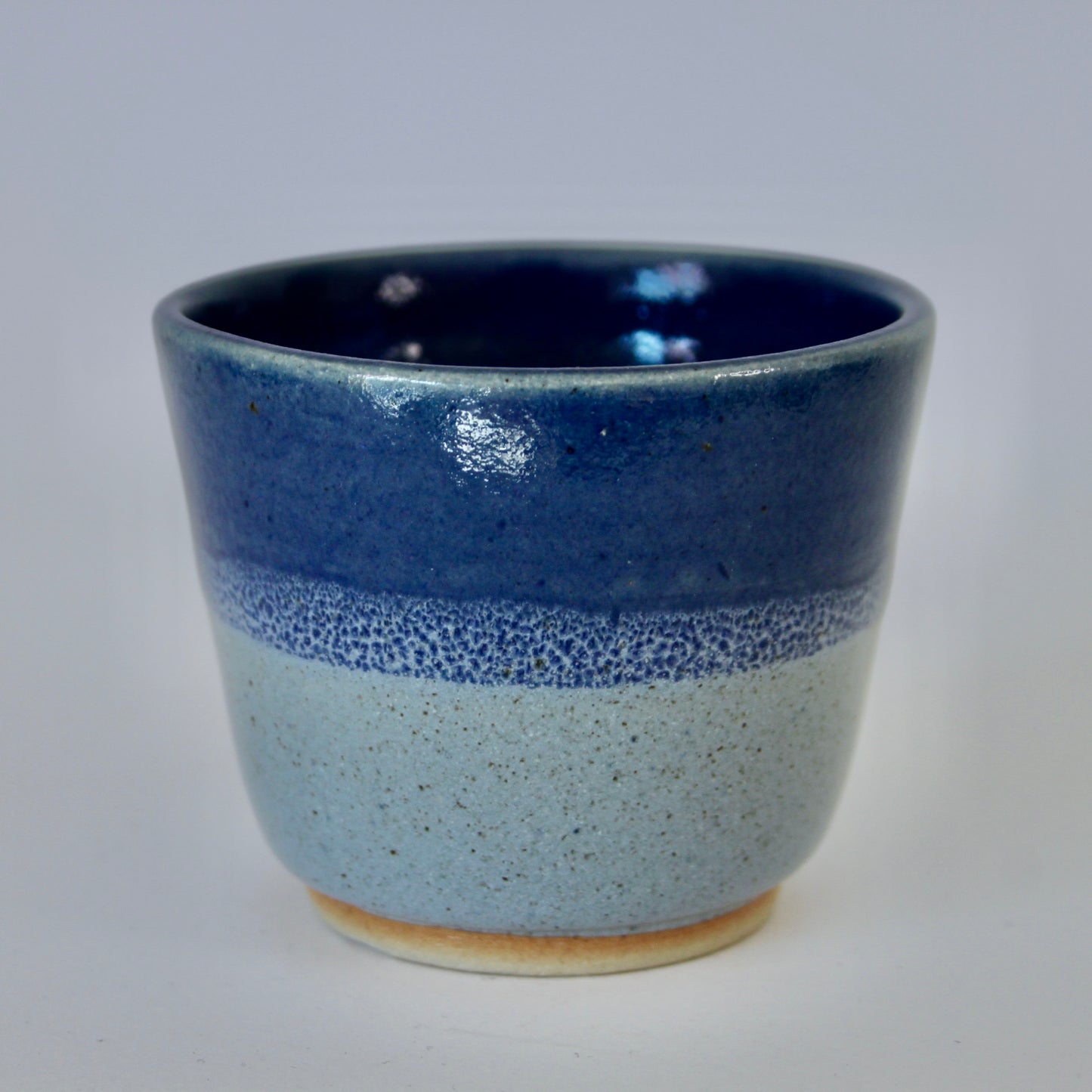 Koffiekopje zonder oor, donker blauw met licht blauw