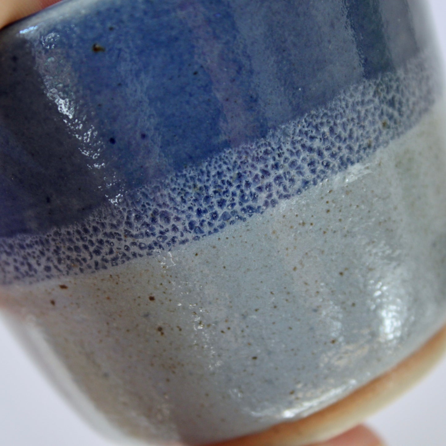 Koffiekopje zonder oor, donker blauw met licht blauw