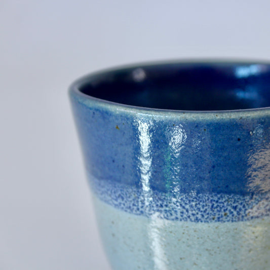 Koffiekopje zonder oor, donker blauw met licht blauw