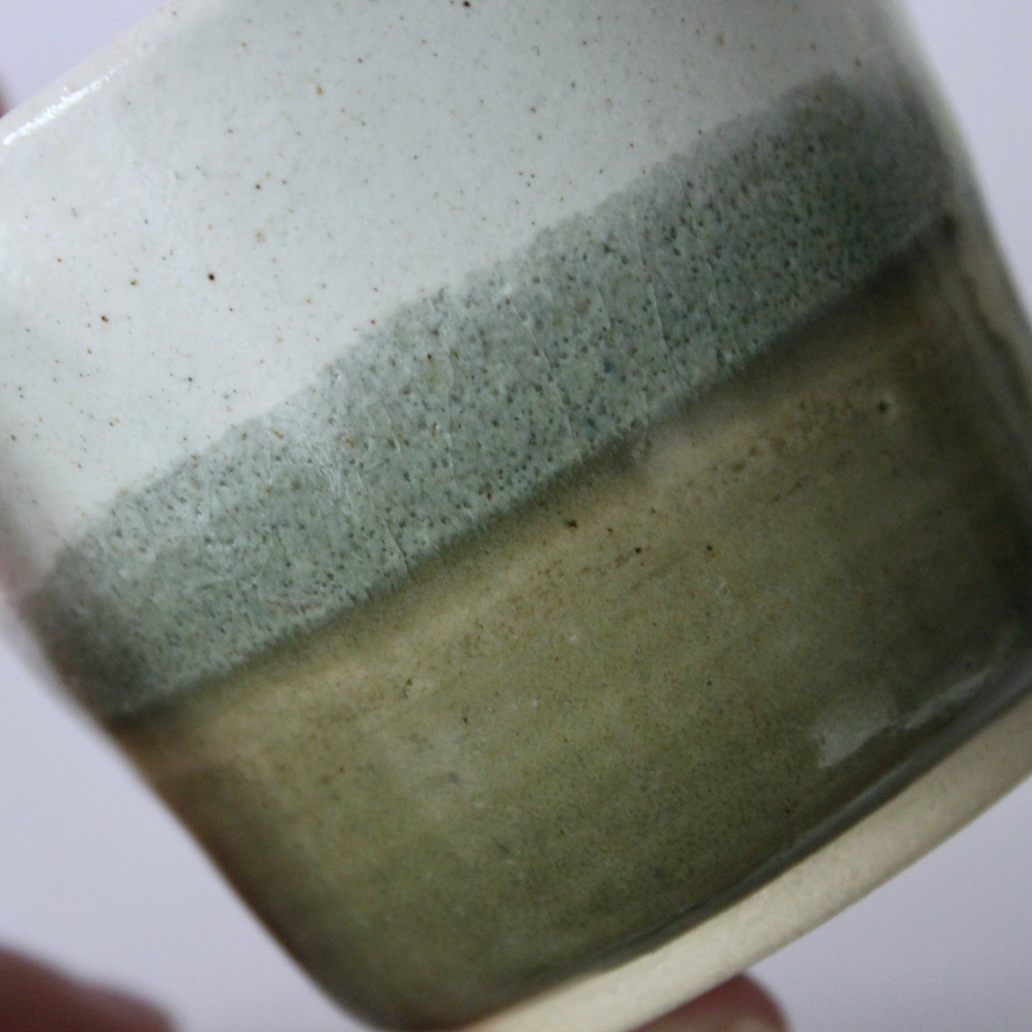 Koffiekopje zonder oor, wit en groen