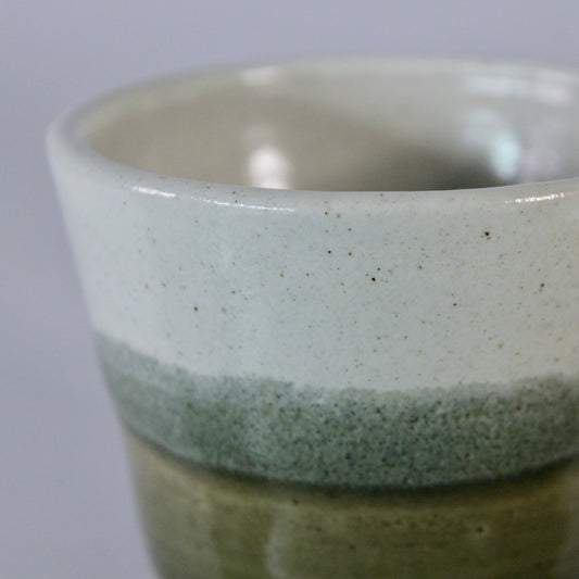 Koffiekopje zonder oor, wit en groen