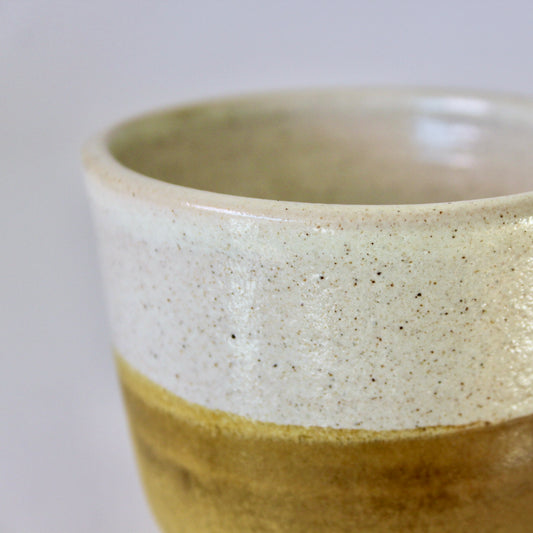 Koffiekopje zonder oor, wit spikkel met licht bruin