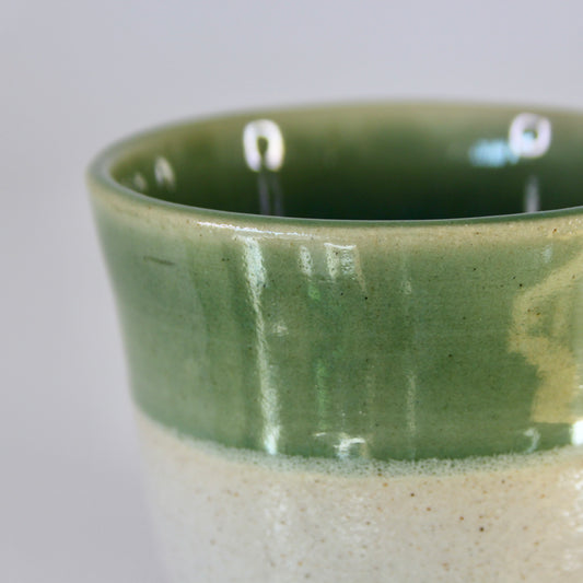 Koffiekopje zonder oor, groen/turquoise met wit spikkel