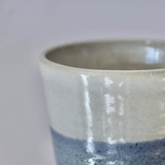 Koffiekopje zonder oor, wit met lichtblauw